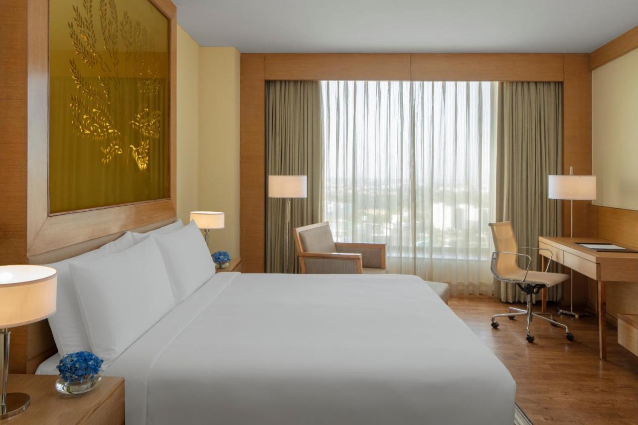 Radisson Blu Hotel New Delhi Dwarka מראה חיצוני תמונה A room at the hotel