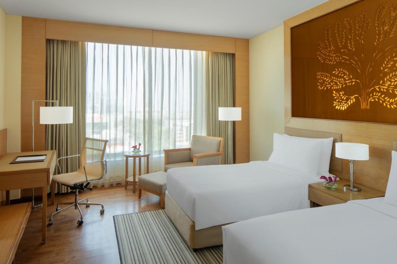 Radisson Blu Hotel New Delhi Dwarka מראה חיצוני תמונה