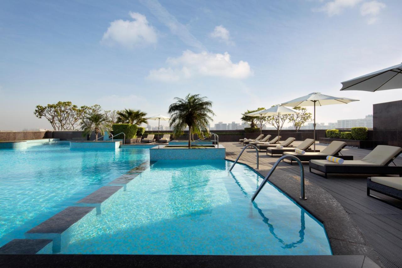 Radisson Blu Hotel New Delhi Dwarka מראה חיצוני תמונה The swimming pool at the hotel