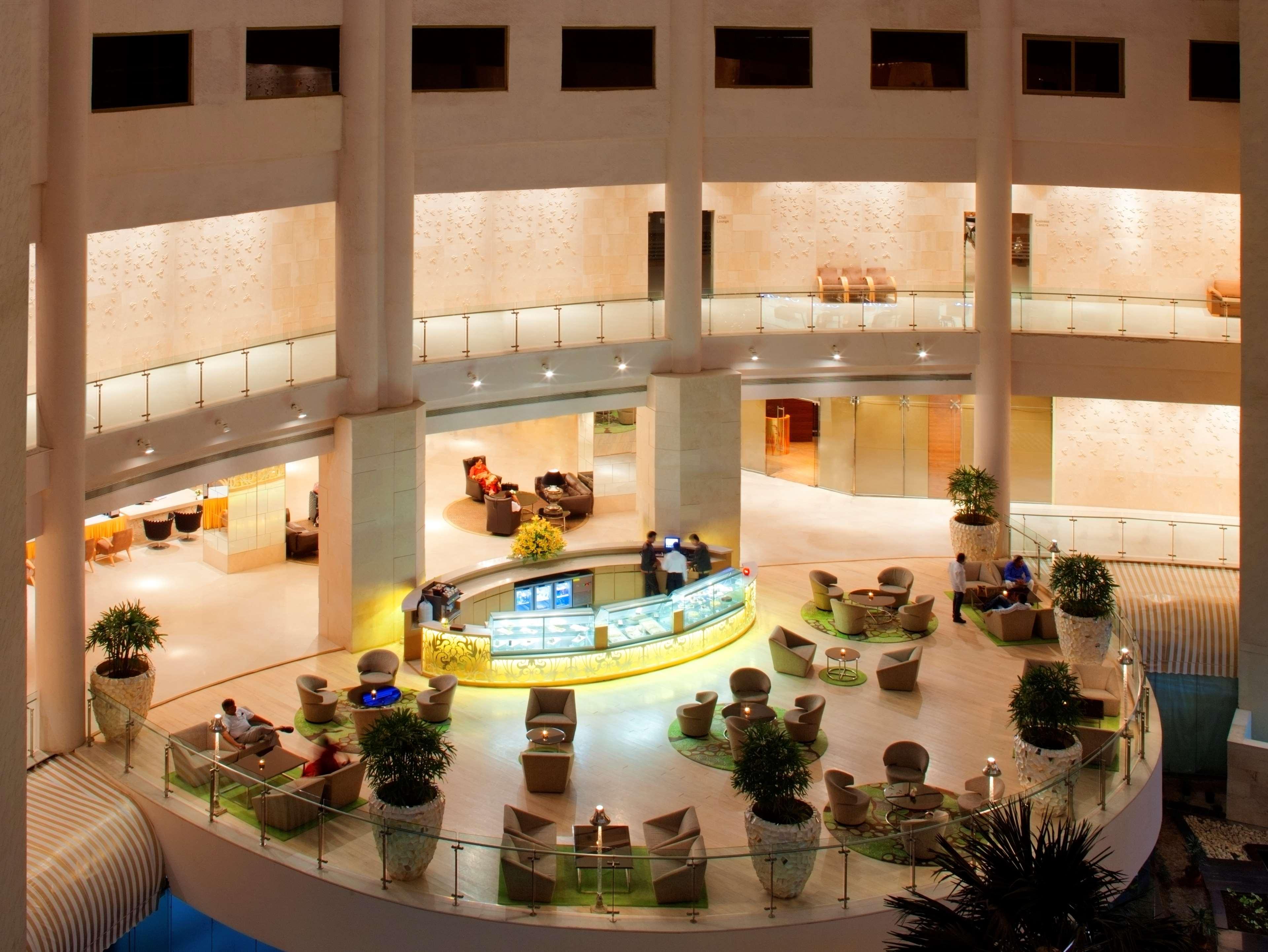 Radisson Blu Hotel New Delhi Dwarka מראה חיצוני תמונה The lobby of the hotel