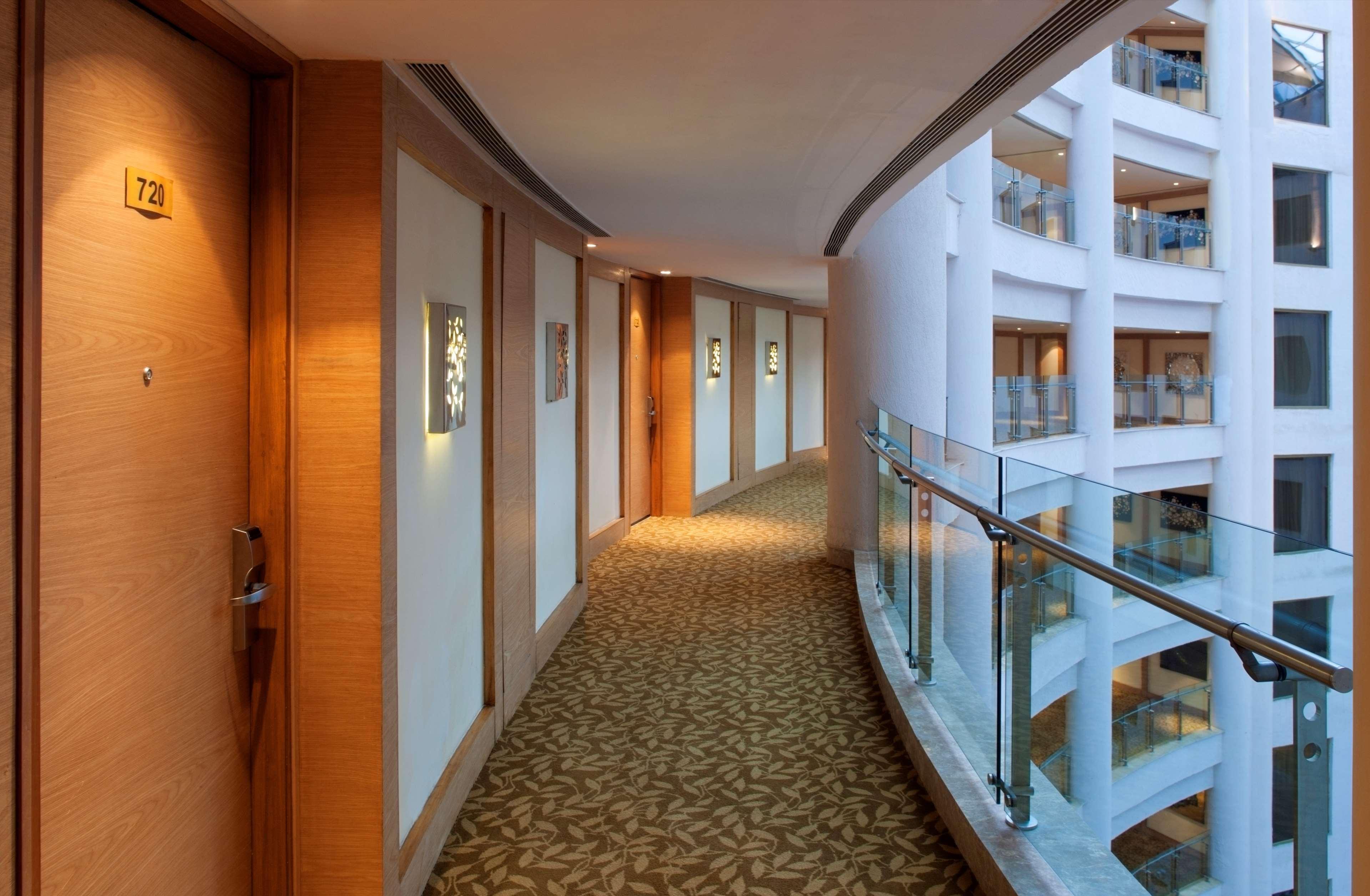 Radisson Blu Hotel New Delhi Dwarka מראה פנימי תמונה A corridor