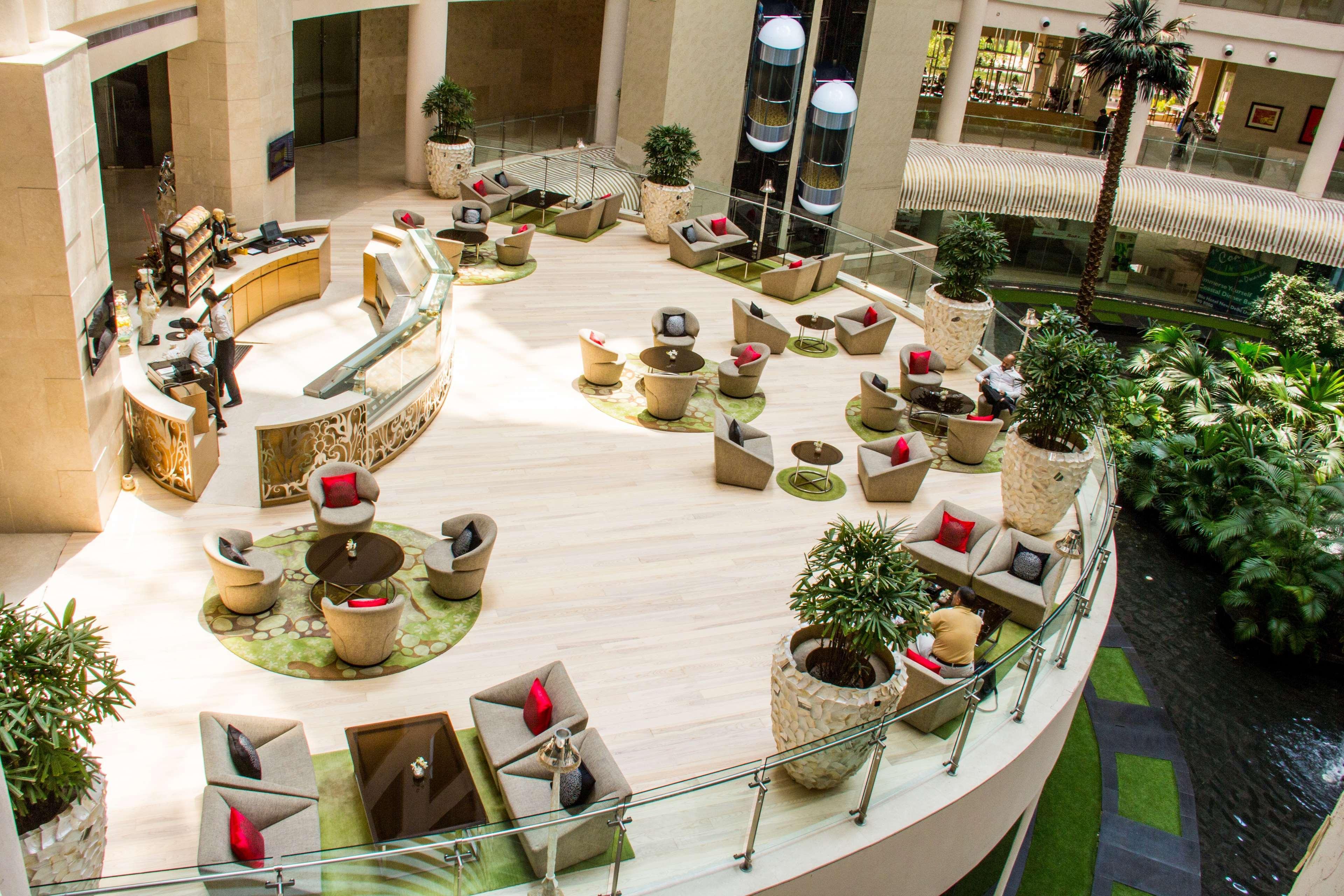 Radisson Blu Hotel New Delhi Dwarka מראה חיצוני תמונה The lobby of the hotel