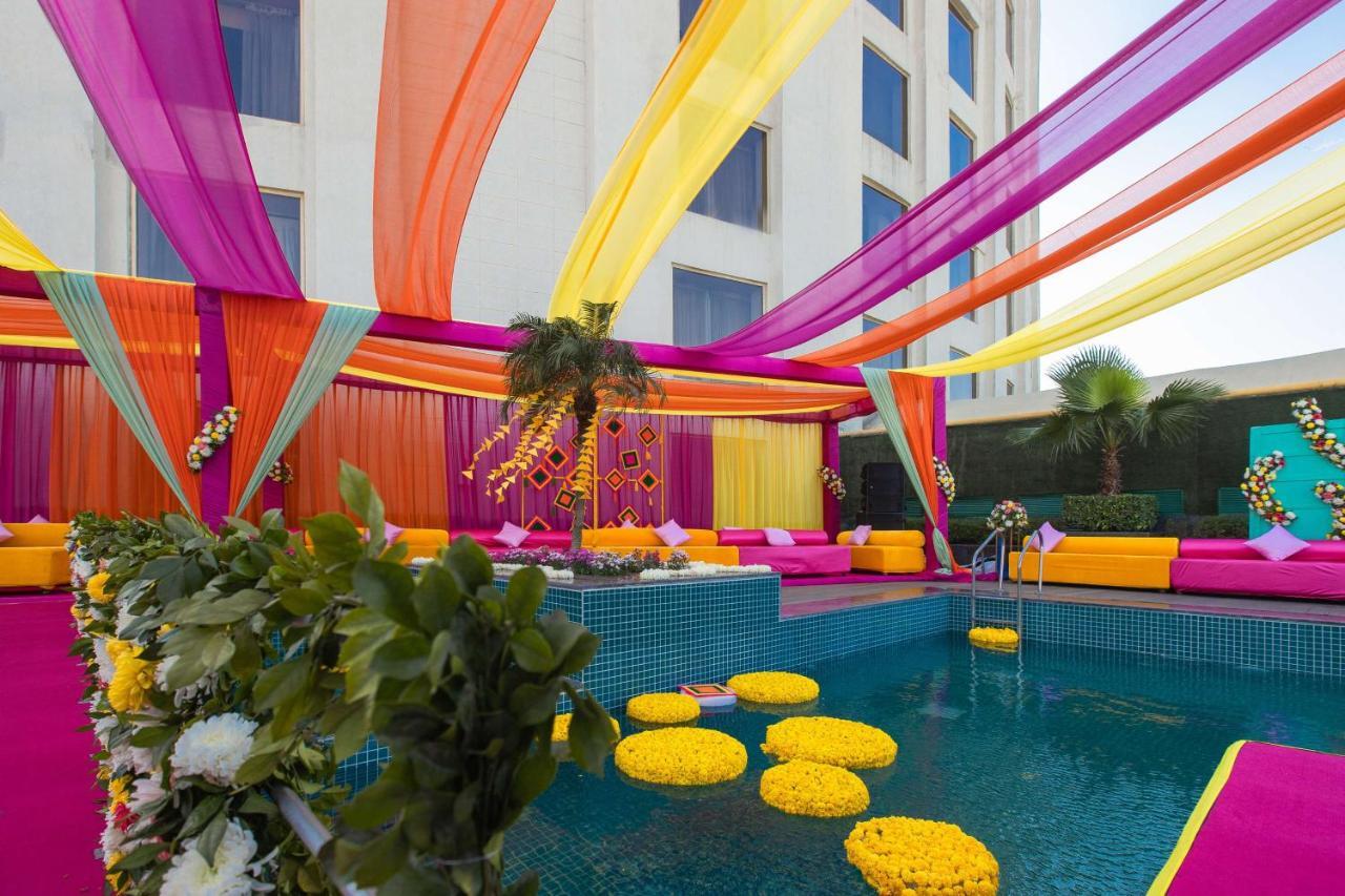Radisson Blu Hotel New Delhi Dwarka מראה חיצוני תמונה A poolside wedding in India