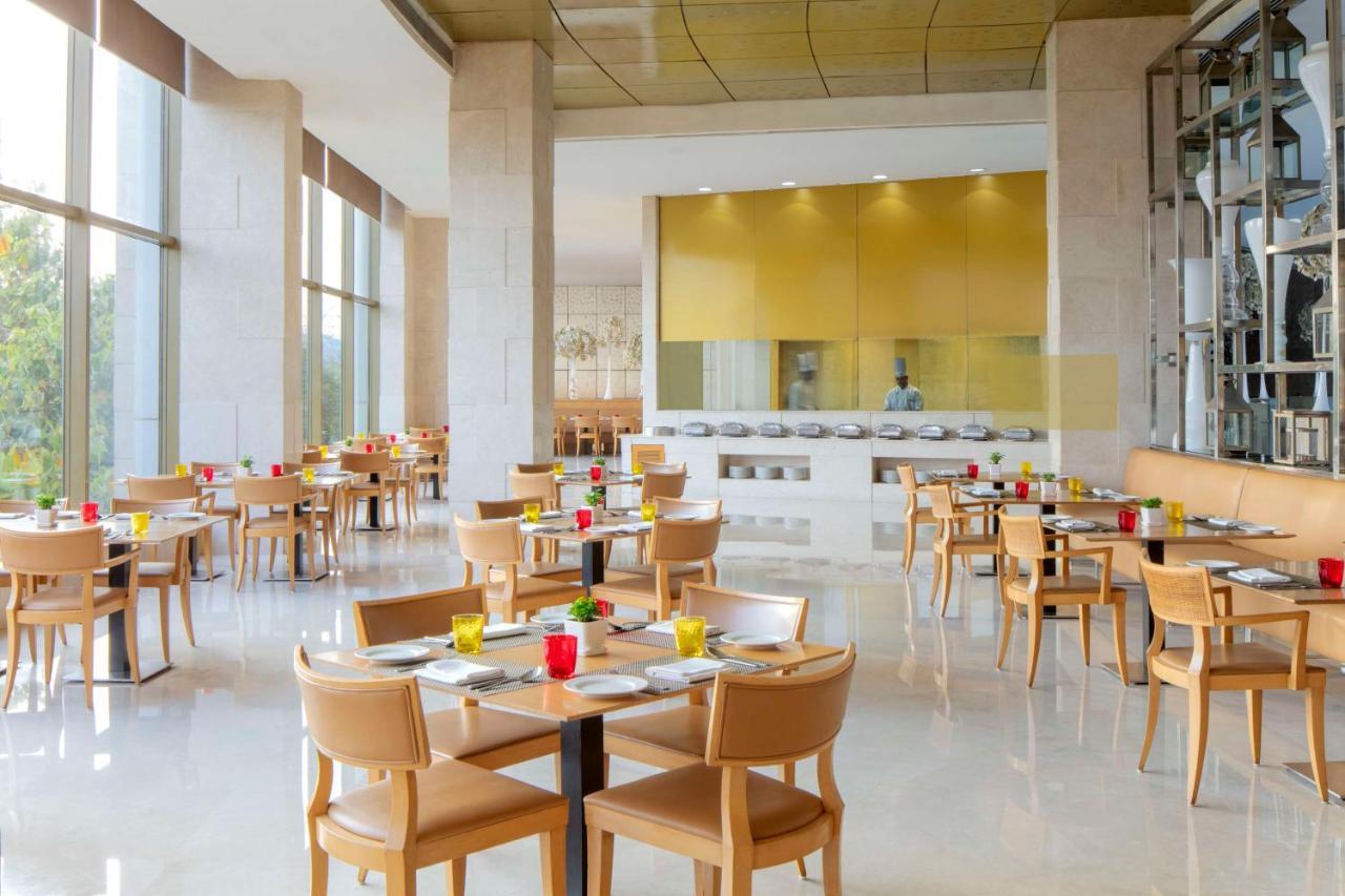 Radisson Blu Hotel New Delhi Dwarka מראה חיצוני תמונה The restaurant