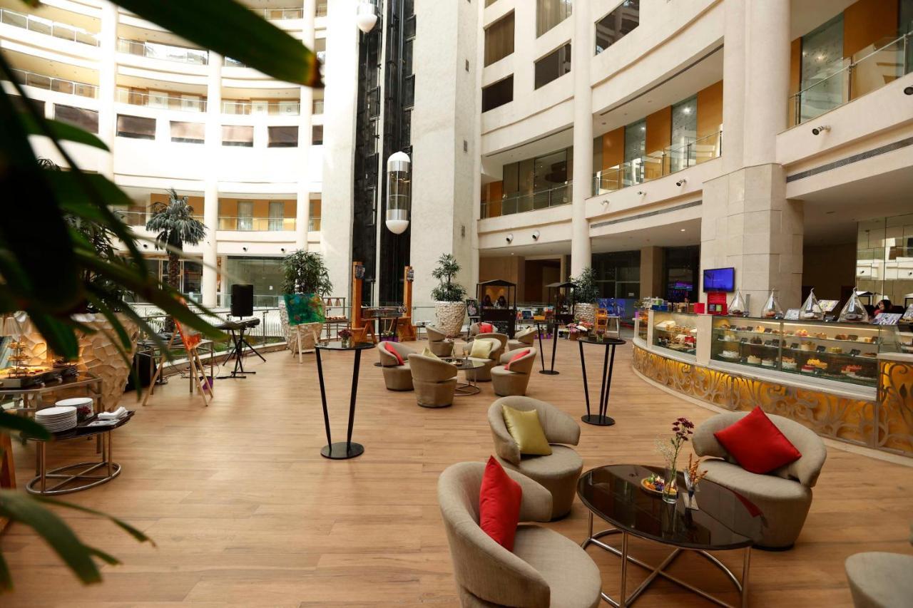 Radisson Blu Hotel New Delhi Dwarka מראה חיצוני תמונה The lobby of the hotel