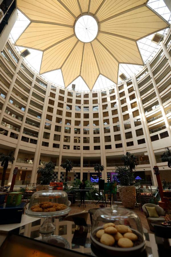 Radisson Blu Hotel New Delhi Dwarka מראה חיצוני תמונה The interior of the hotel