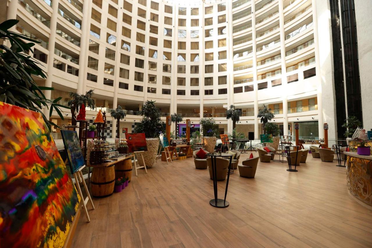 Radisson Blu Hotel New Delhi Dwarka מראה חיצוני תמונה The lobby of the hotel