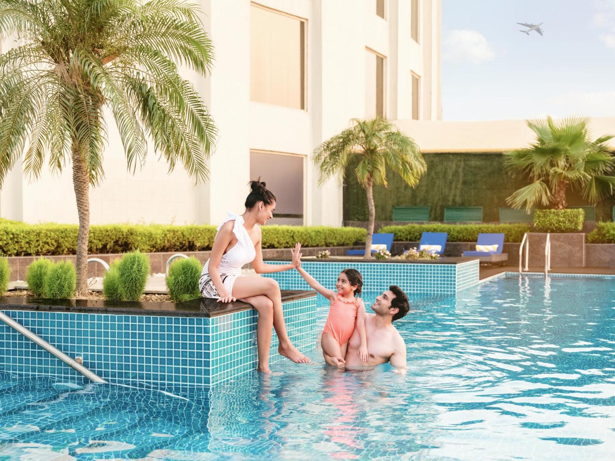 Radisson Blu Hotel New Delhi Dwarka מראה חיצוני תמונה Swimming pool at the hotel