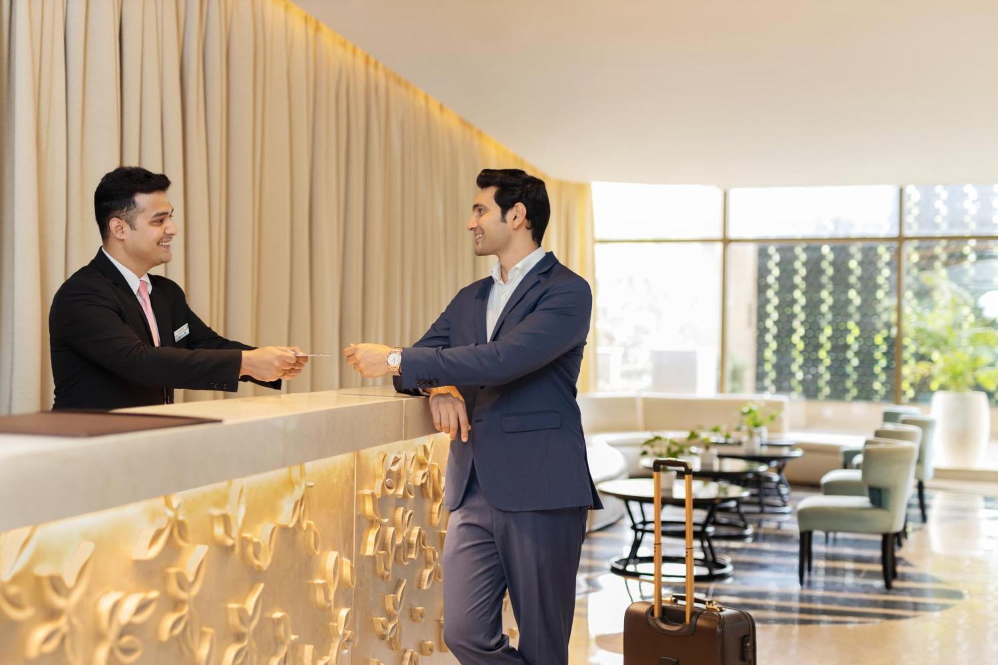 Radisson Blu Hotel New Delhi Dwarka מראה חיצוני תמונה A guest checking in at a hotel