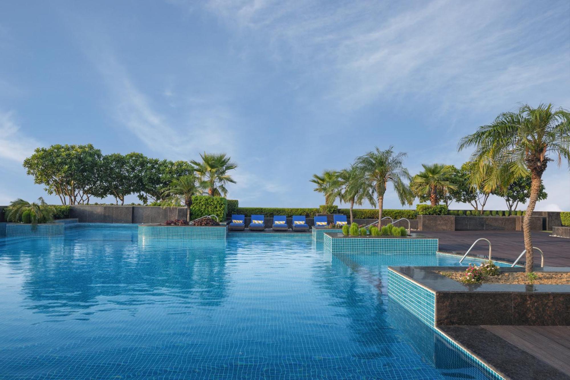 Radisson Blu Hotel New Delhi Dwarka מראה חיצוני תמונה The swimming pool at the hotel