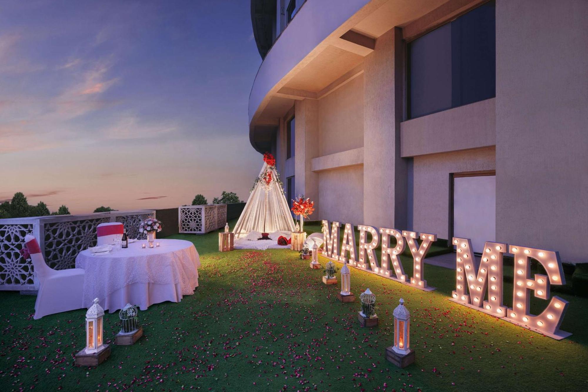 Radisson Blu Hotel New Delhi Dwarka מראה חיצוני תמונה The Sky Garden