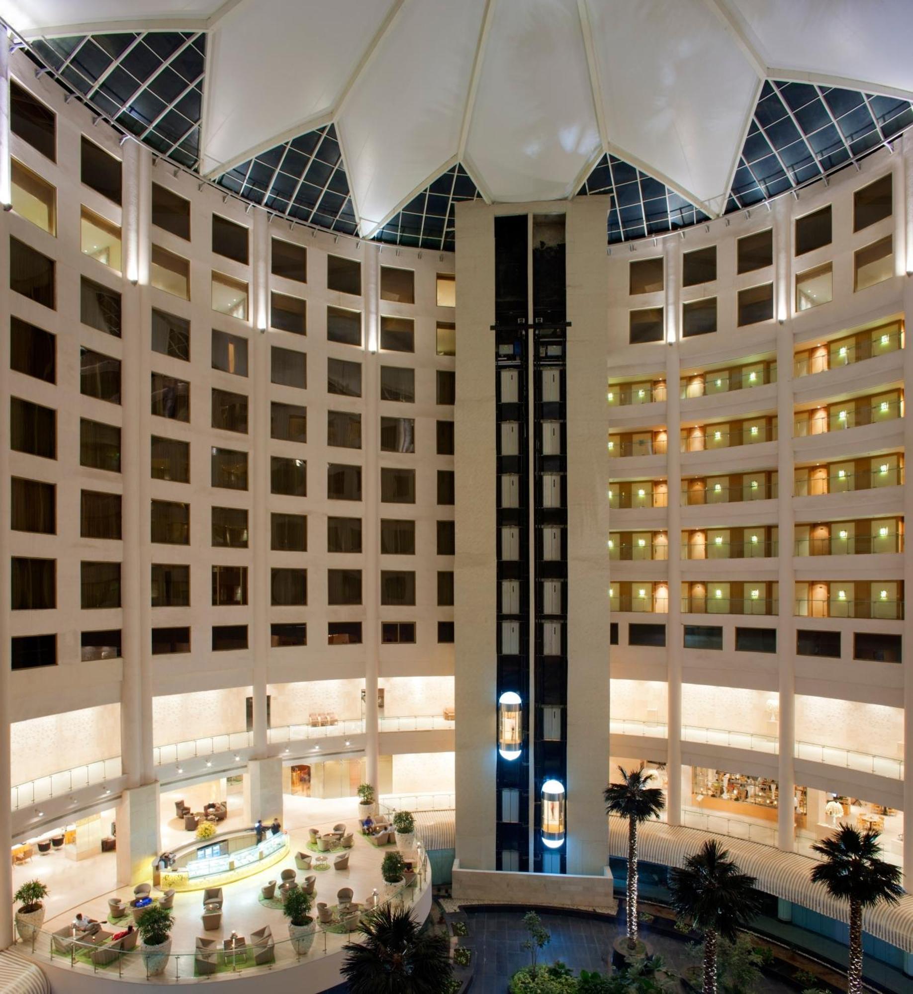 Radisson Blu Hotel New Delhi Dwarka מראה חיצוני תמונה The interior of the hotel