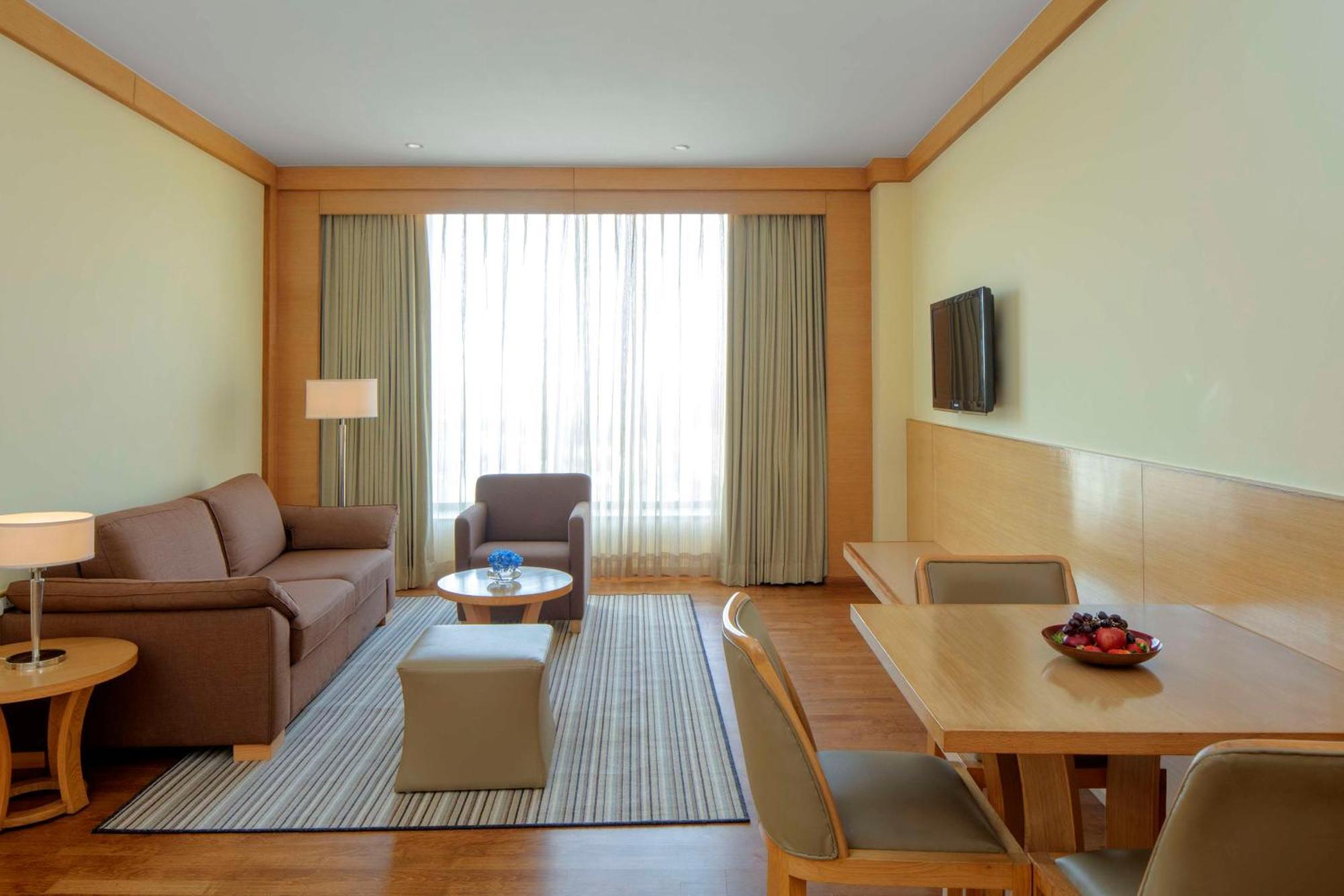 Radisson Blu Hotel New Delhi Dwarka מראה חיצוני תמונה A living room at the Park