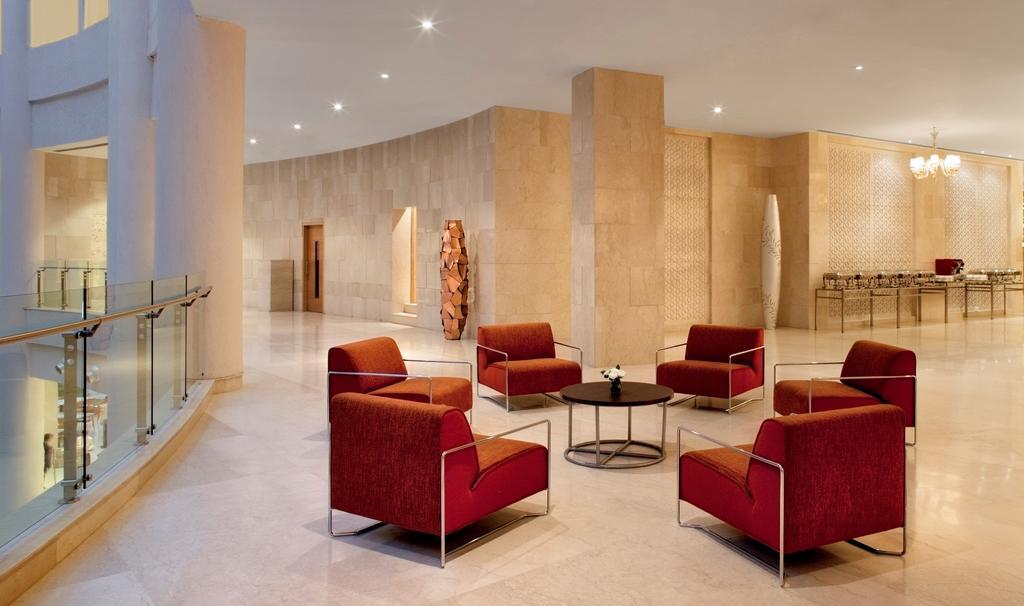 Radisson Blu Hotel New Delhi Dwarka מראה חיצוני תמונה The interior of the hotel